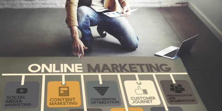 Welke onderdelen bevatten een online marketingstrategie?